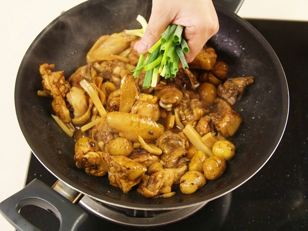Thịt gà kho hạt dẻ măng tre lạ miệng cho gia đình
