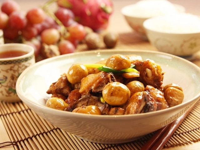 Thịt gà kho hạt dẻ măng tre lạ miệng cho gia đình