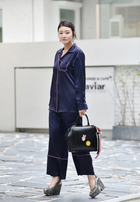 Tín đồ diện đồ ngủ xuống phố cá tính