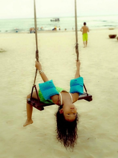 Bố mẹ nên khuyến khích con vận động vui chơi ngoài trời