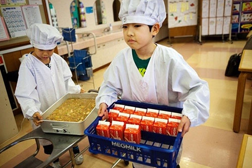 Ảnh thực tế về bữa trưa tại trường tiểu học japan