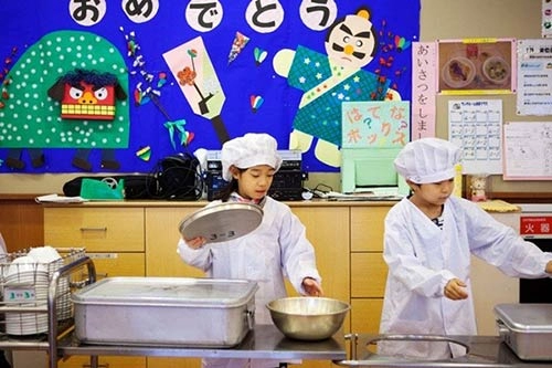Ảnh thực tế về bữa trưa tại trường tiểu học japan