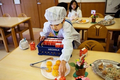Ảnh thực tế về bữa trưa tại trường tiểu học japan