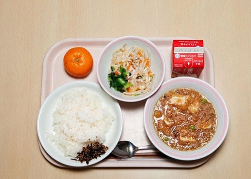Ảnh thực tế về bữa trưa tại trường tiểu học japan