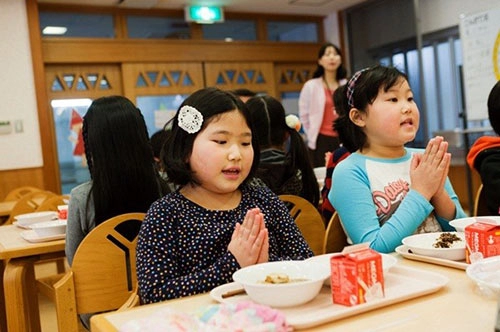 Ảnh thực tế về bữa trưa tại trường tiểu học japan