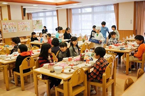 Ảnh thực tế về bữa trưa tại trường tiểu học japan