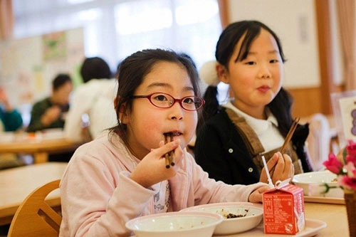 Ảnh thực tế về bữa trưa tại trường tiểu học japan