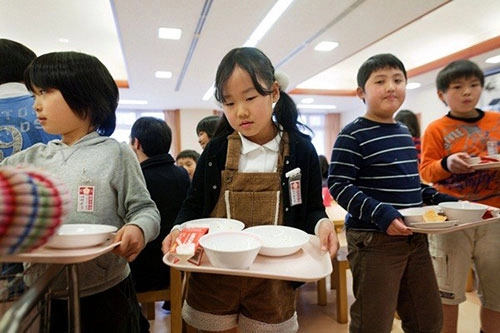 Ảnh thực tế về bữa trưa tại trường tiểu học japan