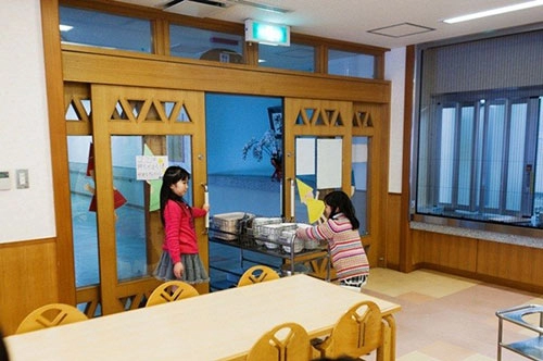 Ảnh thực tế về bữa trưa tại trường tiểu học japan