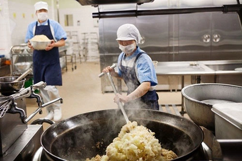 Ảnh thực tế về bữa trưa tại trường tiểu học japan