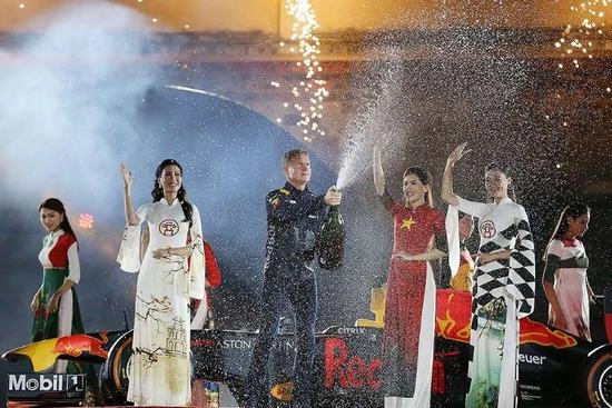 Bst áo dài của ntk đỗ trịnh hoài nam gây chú ý