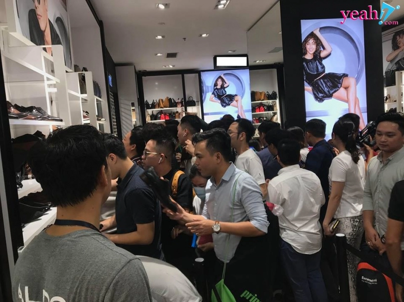 Các trung tâm mua sắm đông đúc từ sáng sớm
