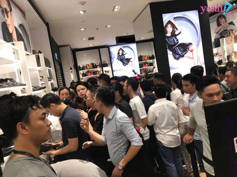 Các trung tâm mua sắm đông đúc từ sáng sớm