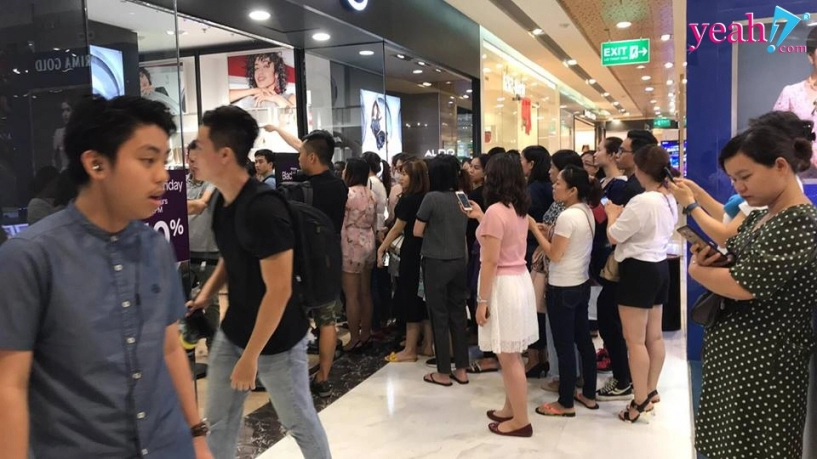 Các trung tâm mua sắm đông đúc từ sáng sớm