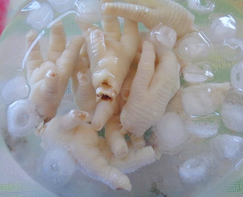 Chân gà ngâm sả ớt cực ngon cho bạn bè và gia đình
