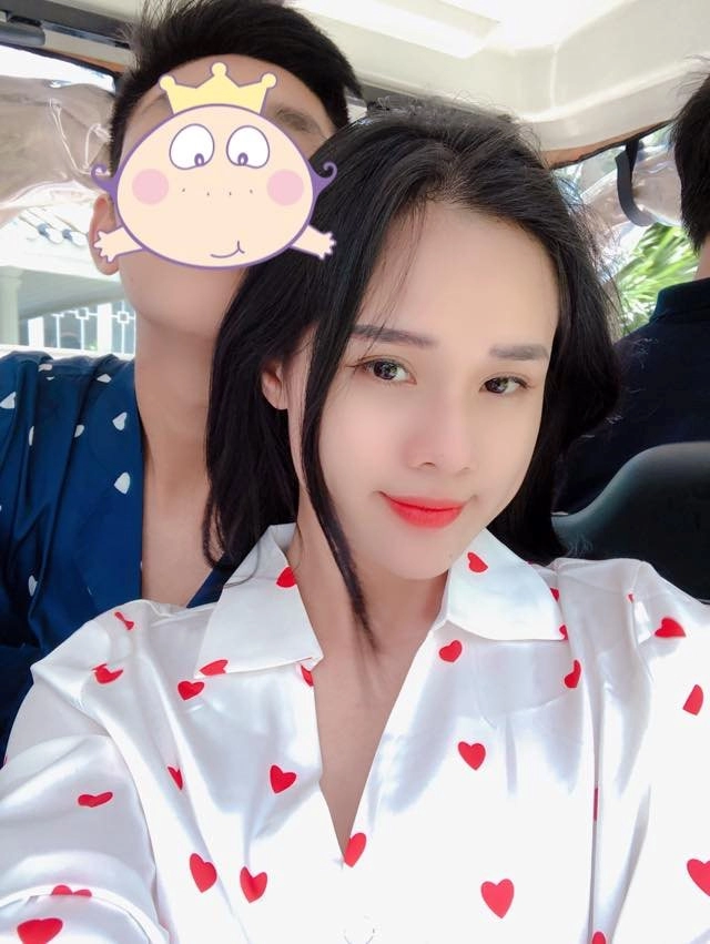 Cô gái xinh đẹp cùng cầu thủ trọng đại là ai