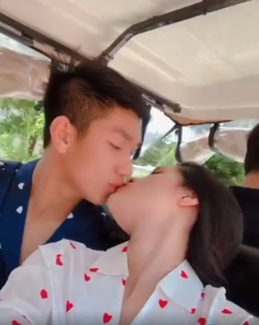 Cô gái xinh đẹp cùng cầu thủ trọng đại là ai