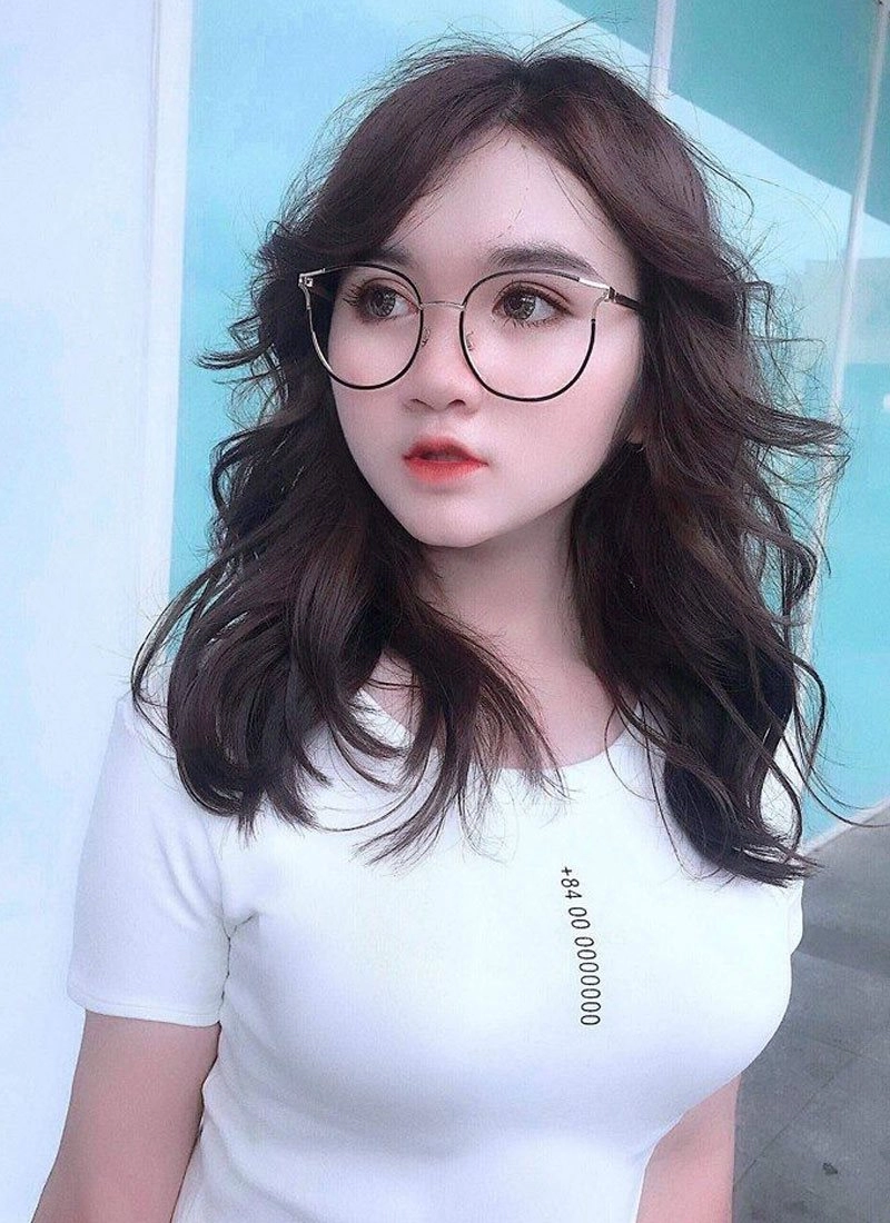 Cô nàng 17 tuổi xinh như búp bê và đa tài