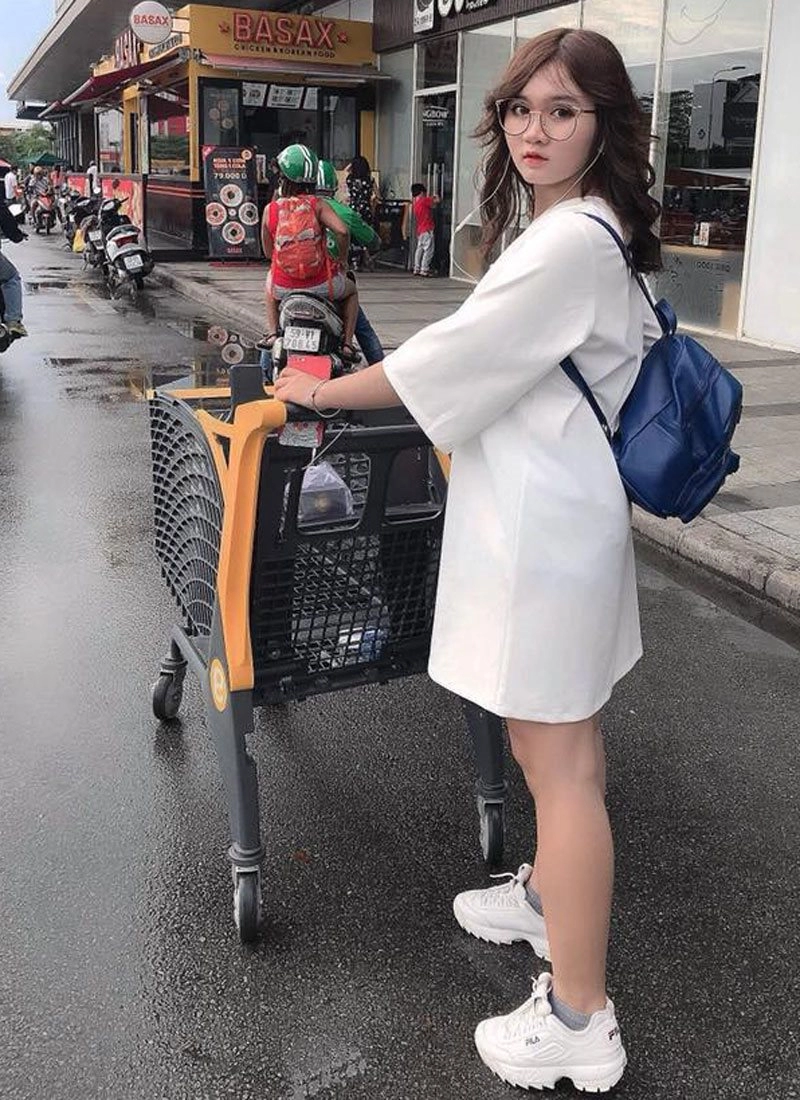 Cô nàng 17 tuổi xinh như búp bê và đa tài