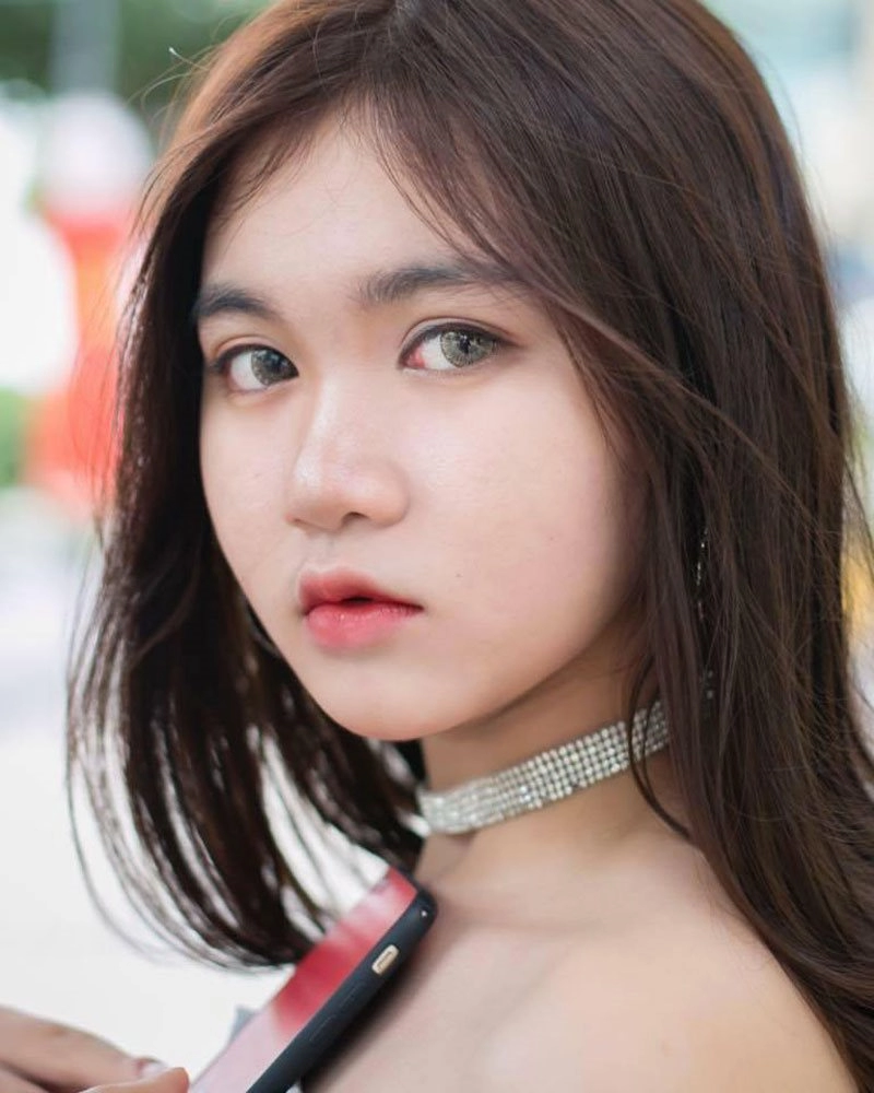 Cô nàng 17 tuổi xinh như búp bê và đa tài