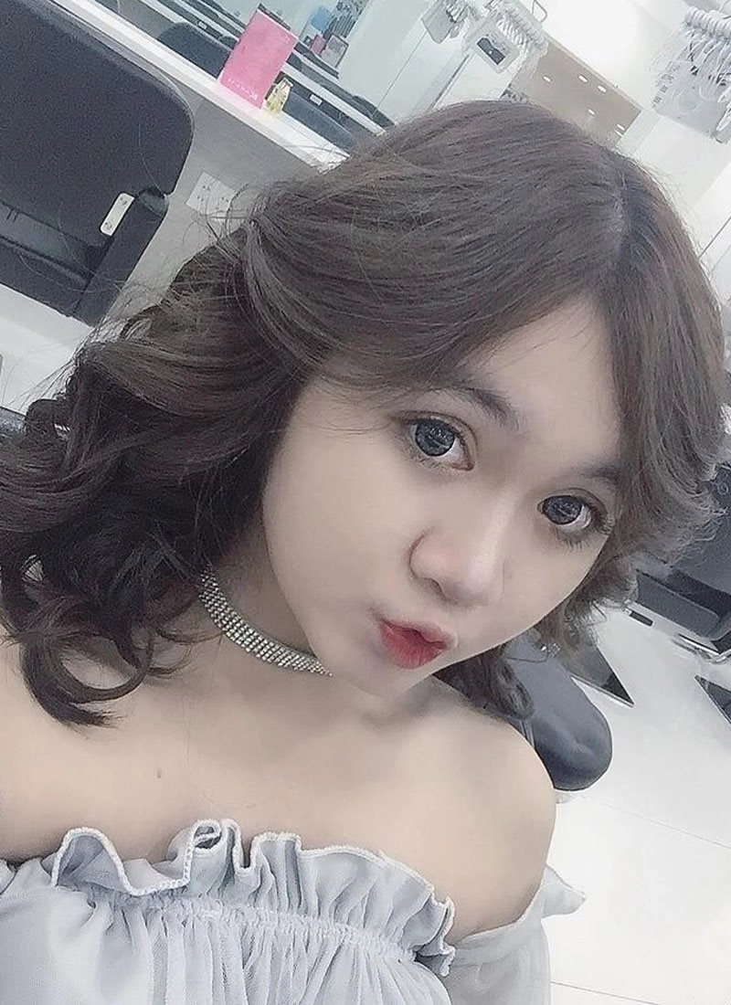 Cô nàng 17 tuổi xinh như búp bê và đa tài