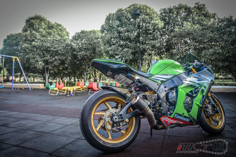 Kawasaki ninja zx-10r phiên bản 30 năm độ sành điệu xứ chùa vàng