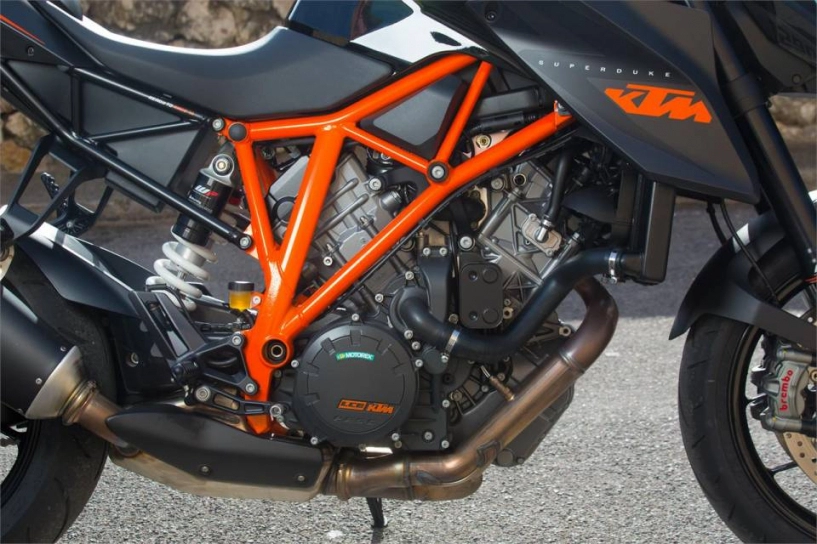 Ktm duke super 1290 r vs ducati monster 1200s uy lực