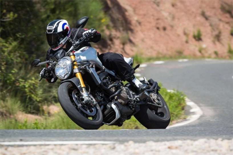 Ktm duke super 1290 r vs ducati monster 1200s uy lực