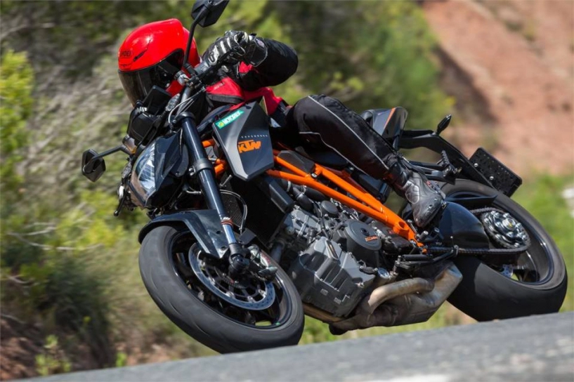 Ktm duke super 1290 r vs ducati monster 1200s uy lực