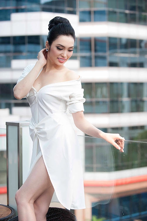 Mc huyền sâm đẹp ngọt ngào đầy lôi cuốn trước thời gian