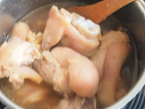 Móng giò om hoa hồi mềm thơm cho gia đình
