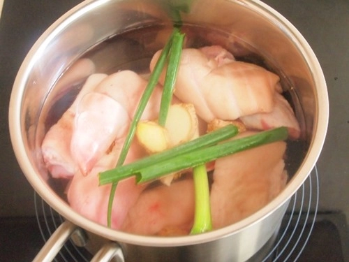 Móng giò om hoa hồi mềm thơm cho gia đình