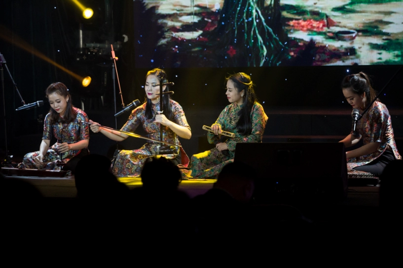 Ngọc diễm bật khóc trong đêm kỷ niệm đăng quang