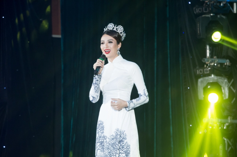 Ngọc diễm bật khóc trong đêm kỷ niệm đăng quang