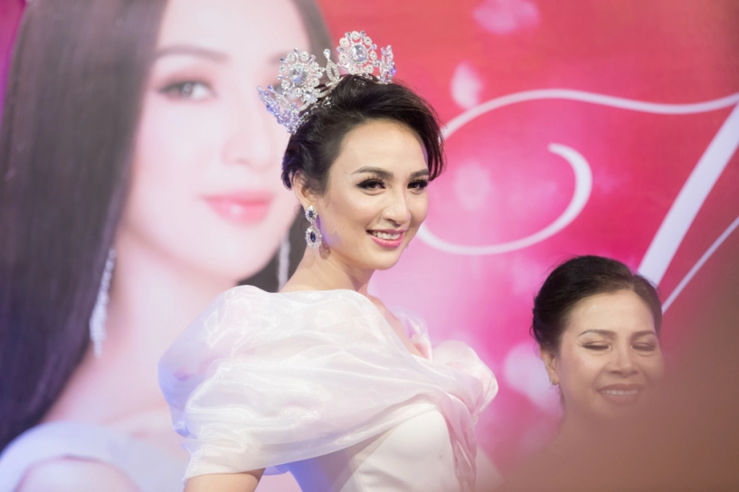 Ngọc diễm bật khóc trong đêm kỷ niệm đăng quang