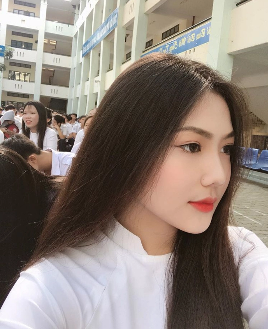 Nữ sinh sài gòn sinh năm 2002 tên triệu vy cá tính