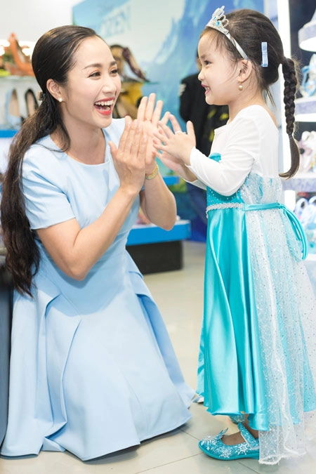Sao việt đồng loạt lăng xê mẫu giày này