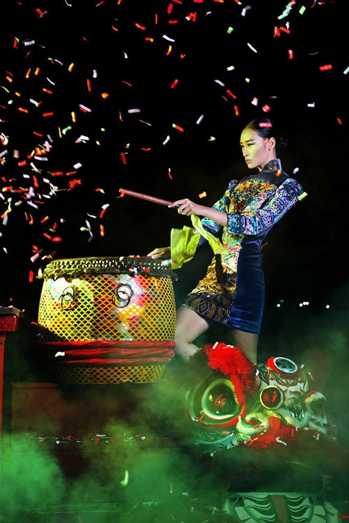 Trang khiếu làm gì khi không sang trời tây theo fashion week
