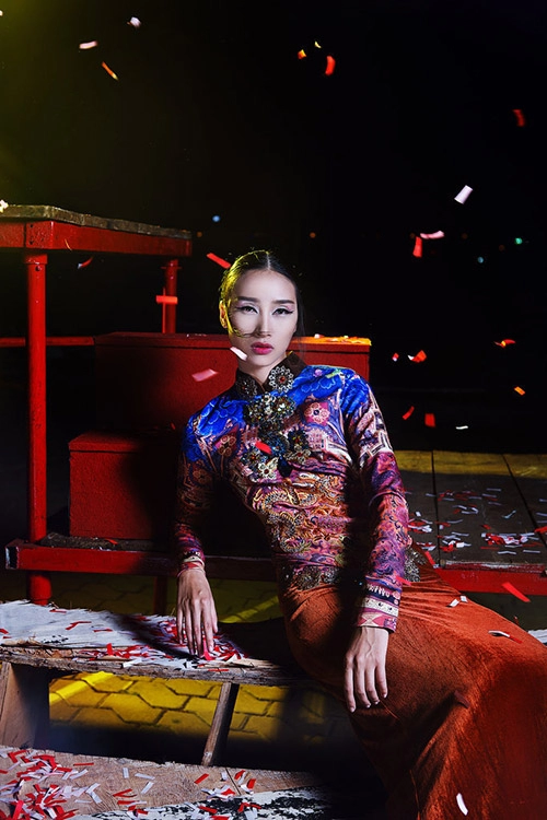 Trang khiếu làm gì khi không sang trời tây theo fashion week