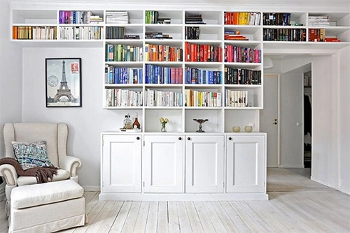 Tủ sách bảy sắc cầu vồng tạo điểm nhấn cho phòng của bạn