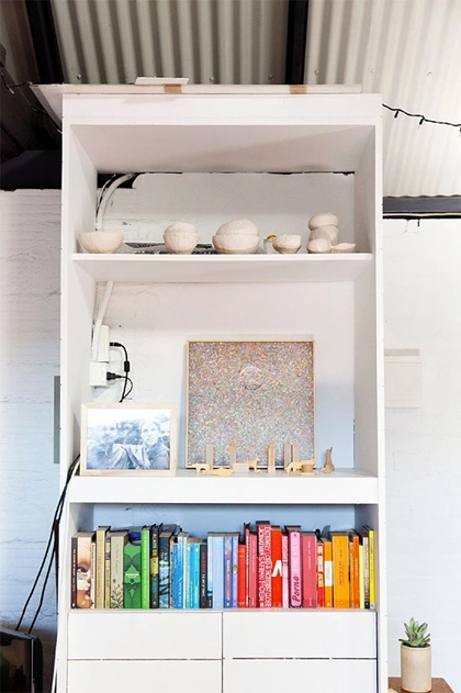 Tủ sách bảy sắc cầu vồng tạo điểm nhấn cho phòng của bạn