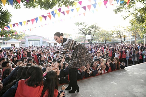 Angela phương trinh sành điệu khi quảng bá phim ở hạ long