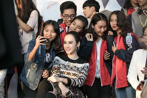 Angela phương trinh sành điệu khi quảng bá phim ở hạ long