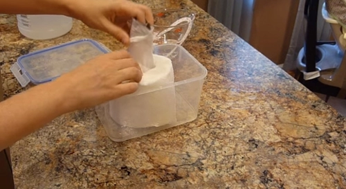 Bà mẹ đổ giấm vào cuộn giấy vệ sinh và công dụng bất ngờ