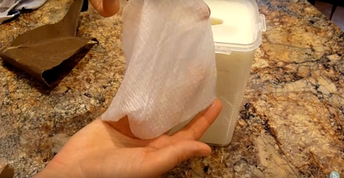 Bà mẹ đổ giấm vào cuộn giấy vệ sinh và công dụng bất ngờ