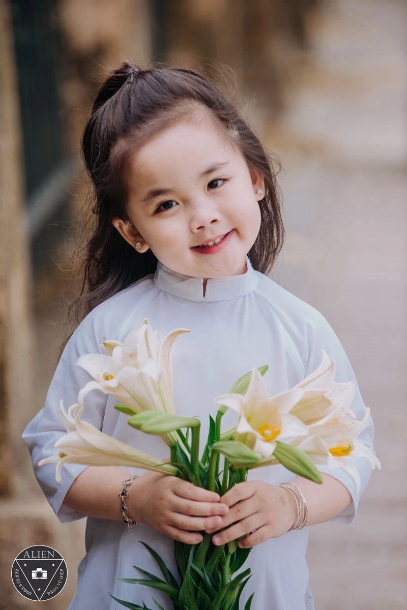 Bé gái 5 tuổi đáng yêu như thiên thần