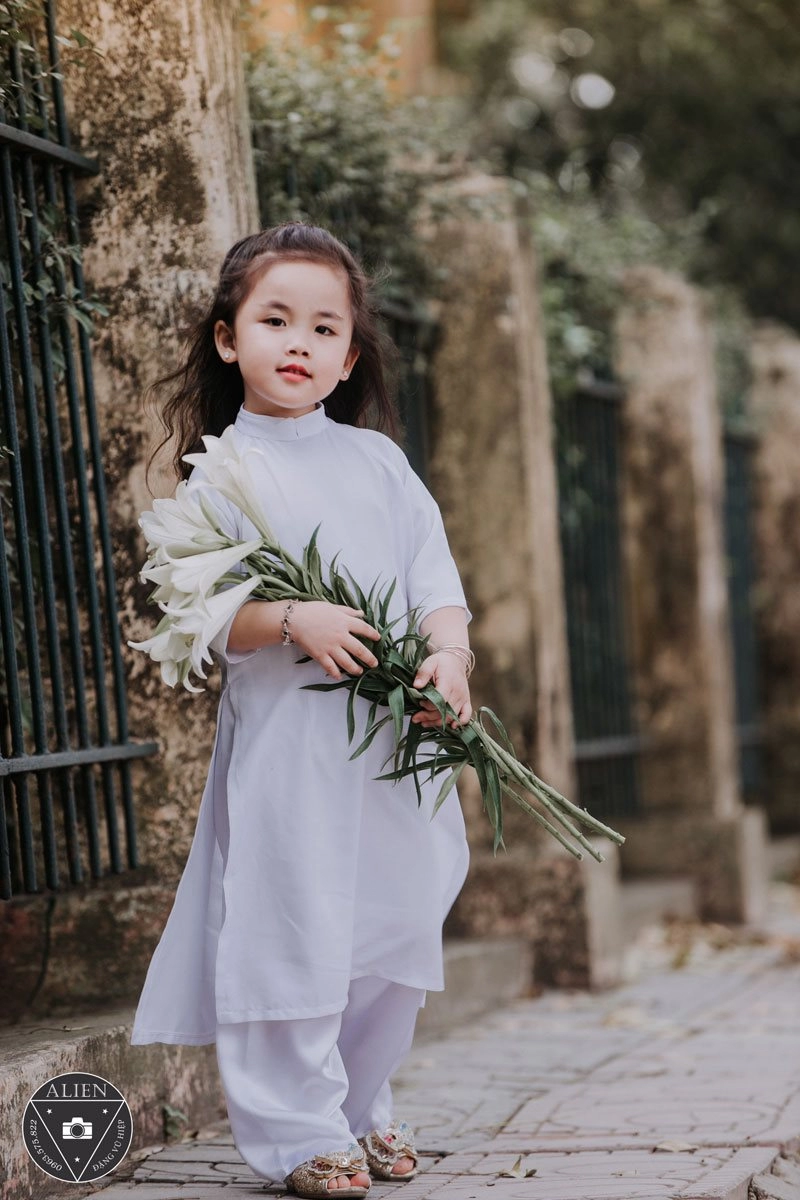 Bé gái 5 tuổi đáng yêu như thiên thần
