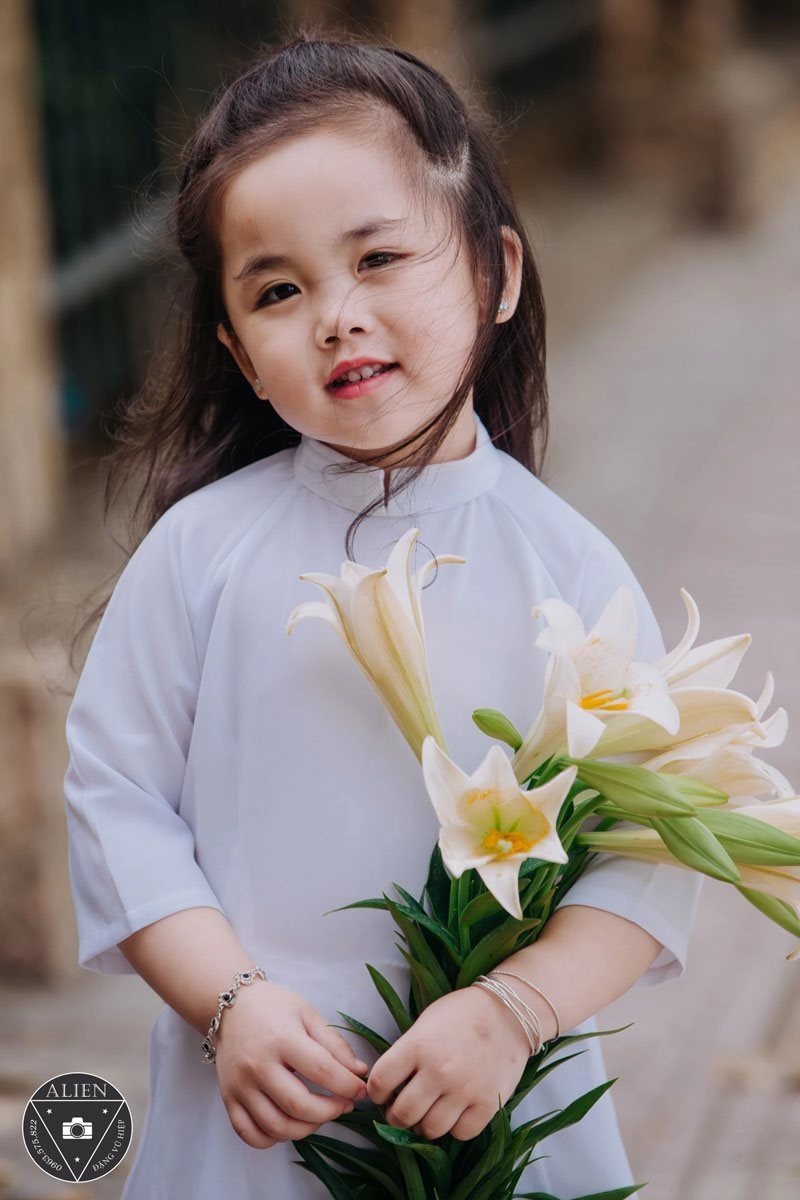 Bé gái 5 tuổi đáng yêu như thiên thần