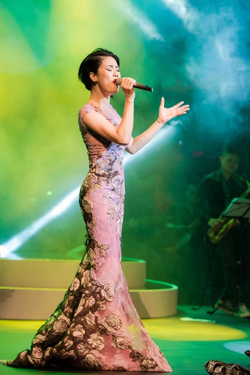 Ca sĩ thu phương khóc ròng khi về hát lại ở nhà hát tuổi trẻ