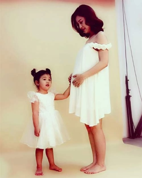 Con gái jennifer phạm nhí nhảnh xoa bụng bầu của mẹ
